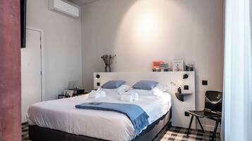 Cuna de viaje, wifi y ropa de cama