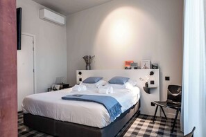 Lit parapluie, Wi-Fi, draps fournis
