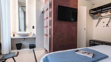 Travel crib, WiFi, bed sheets