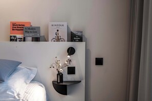 Travel crib, WiFi, bed sheets