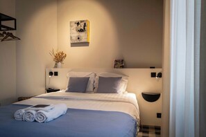 Desk, travel cot, WiFi, bed sheets