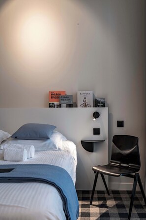 Desk, travel cot, WiFi, bed sheets