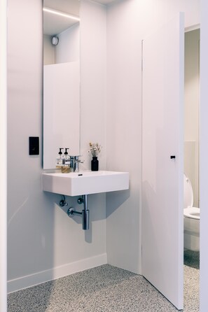 Dusche, Haartrockner, Handtücher