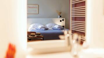 Travel crib, WiFi, bed sheets