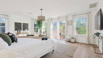 6 bedrooms, iron/ironing board, WiFi, bed sheets