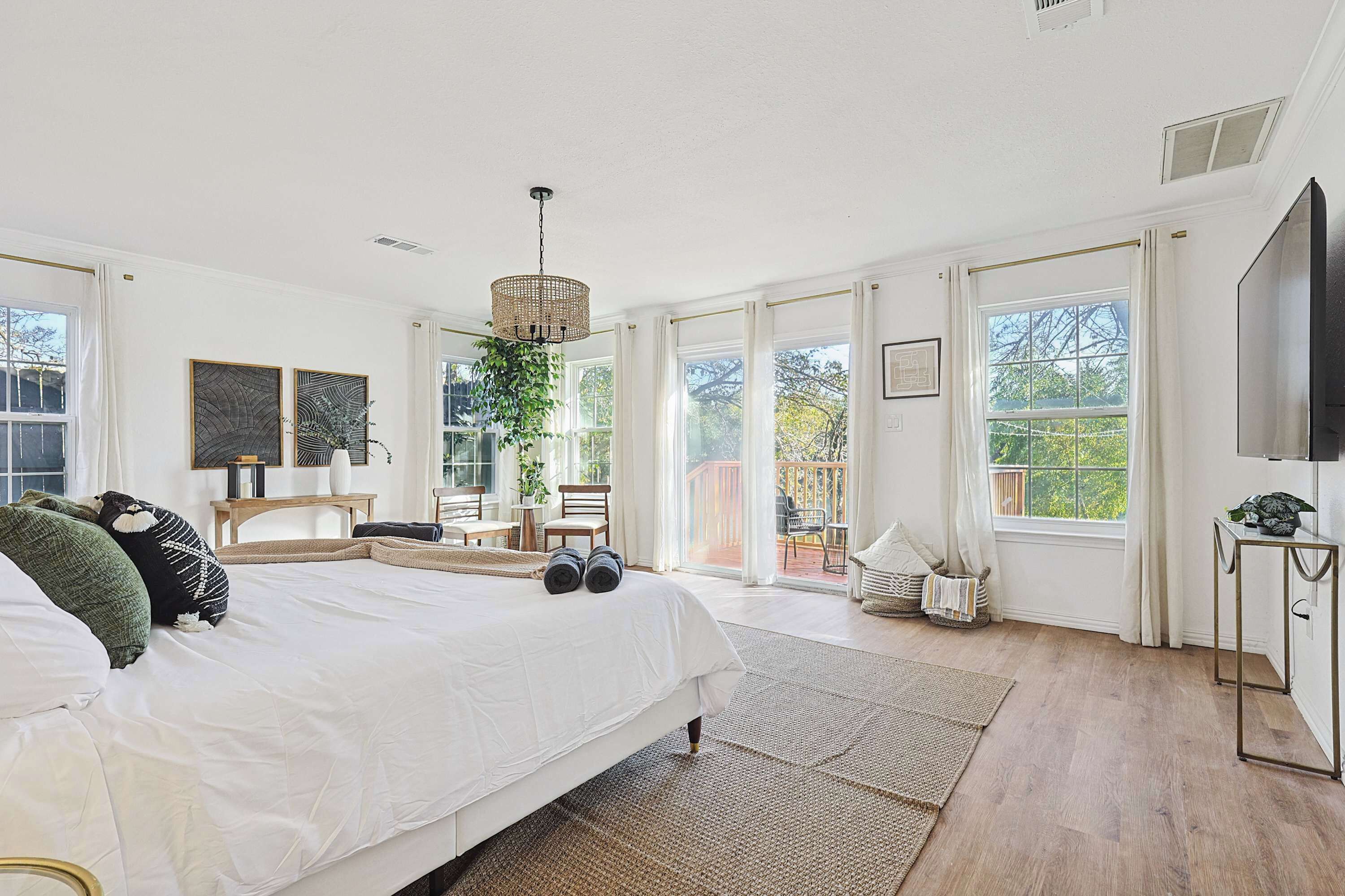 6 bedrooms, iron/ironing board, WiFi, bed sheets