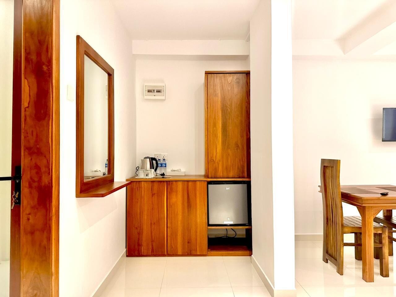 Deluxe-Studiosuite, Balkon, Seeblick | Schreibtisch, laptopgeeigneter Arbeitsplatz, kostenloses WLAN