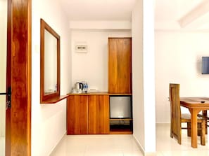 Desk, laptop workspace, free WiFi, bed sheets - Easy Stay (Kandy)
