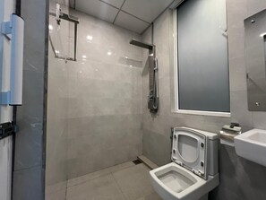 Comfort Double Room, Balcony, Mountain View | Bathroom - Easy Stay (Kandy)