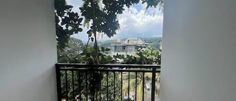 Deluxe tweepersoonskamer, balkon, uitzicht op meer | Uitzicht vanaf balkon