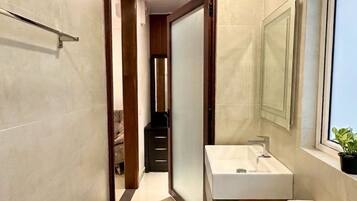 Suíte estúdio luxo, sacada, vista para o lago | Banheiro | Chuveiro, produtos de toalete grátis, secador de cabelo, chinelos