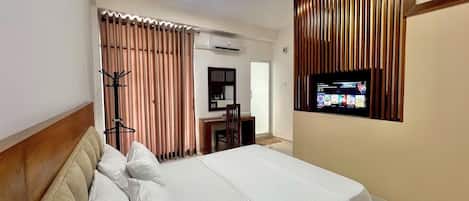 Comfort tweepersoonskamer, balkon, uitzicht op bergen | Een bureau, een laptopwerkplek, gratis wifi