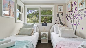 5 bedrooms, desk, free WiFi, bed sheets - Oatley Escape with Pool Relax in Style & Elegance (Oatley)