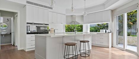 Kjøleskap, mikrobølgeovn, ovn og kokeplater