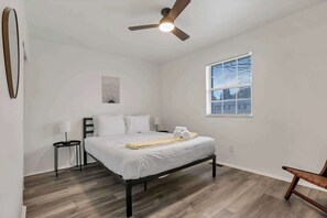 3 habitaciones, tabla de planchar con plancha, wifi y ropa de cama 