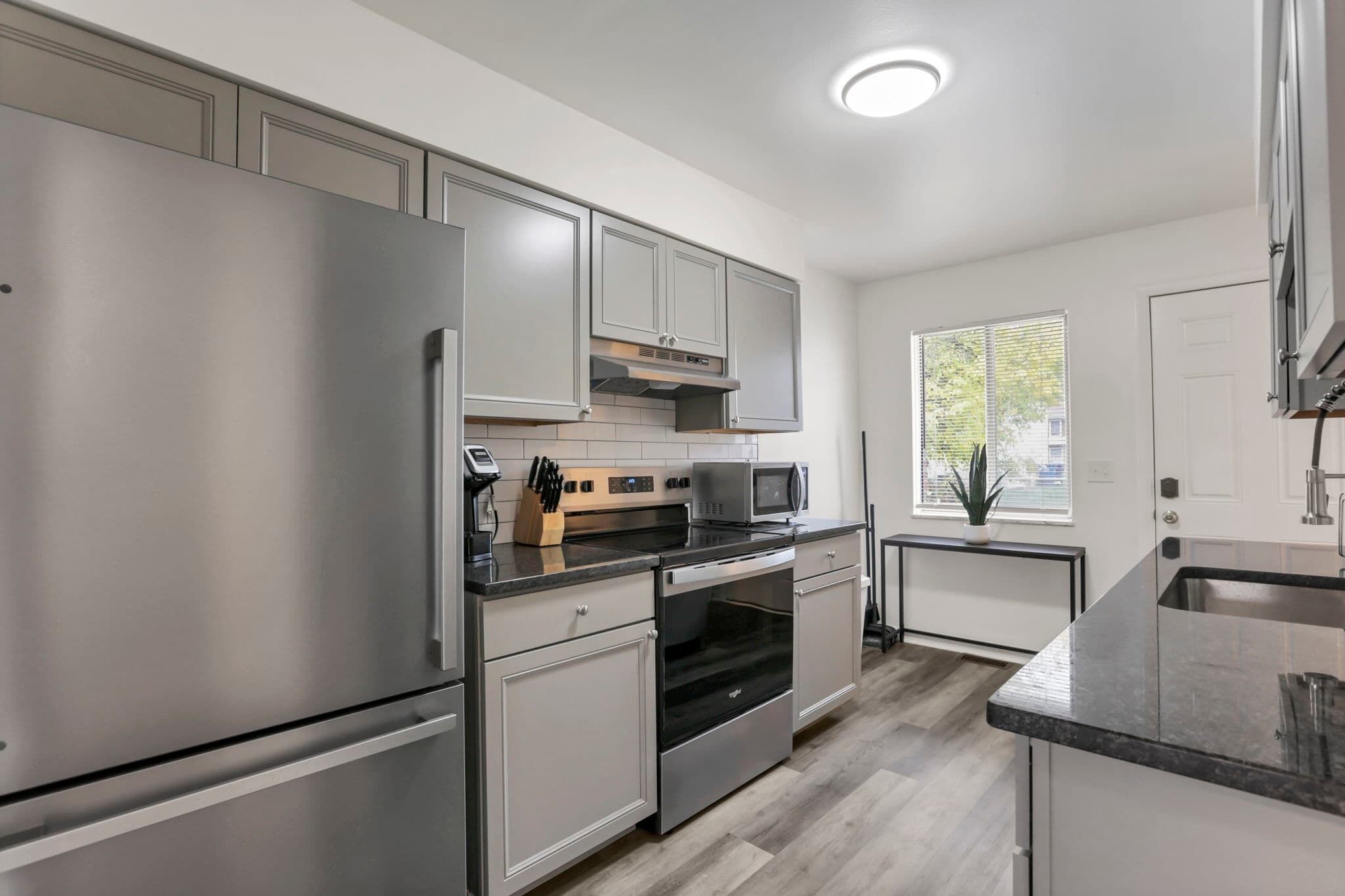 Kjøleskap, mikrobølgeovn, kokeplater og oppvaskmaskin