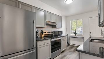 Réfrigérateur, micro-ondes, plaque de cuisson, lave-vaisselle