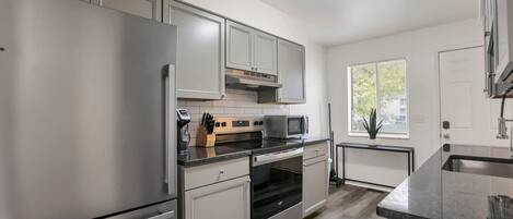 Réfrigérateur, micro-ondes, plaque de cuisson, lave-vaisselle