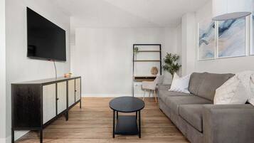 Een televisie en een kantoor