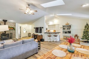 TV, fireplace, video games, DVD player - Forest-View Retreat: Grill & Fireplace in Sonora (Sonora)