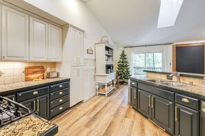 Fridge, microwave, oven, stovetop - Forest-View Retreat: Grill & Fireplace in Sonora (Sonora)