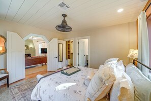 2 bedrooms, desk, Internet, bed sheets