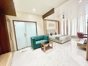 Hochwertige Bettwaren, Schreibtisch, laptopgeeigneter Arbeitsplatz