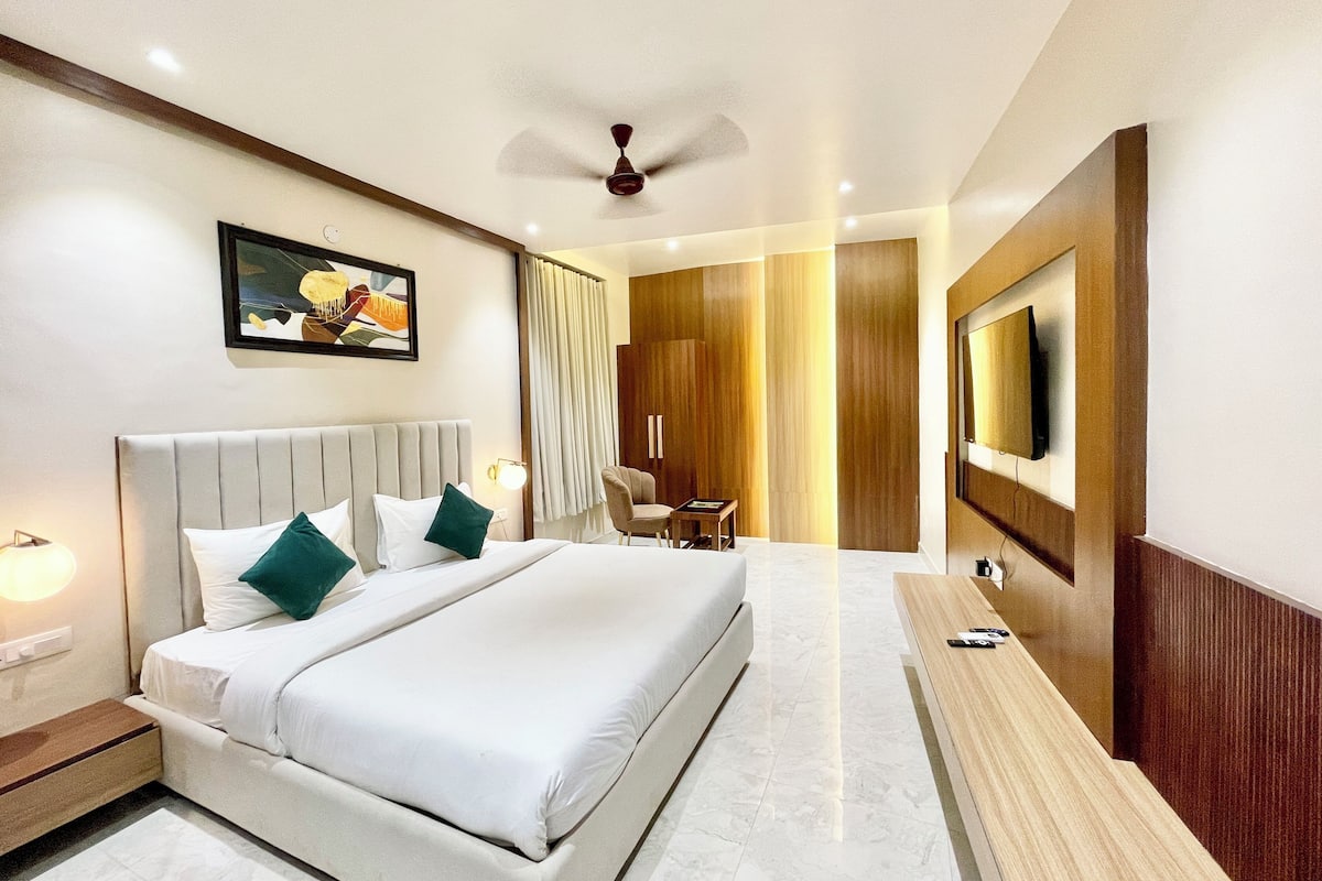 أغطية فراش متميزة ومكتب ومساحة عمل للكمبيوتر المحمول