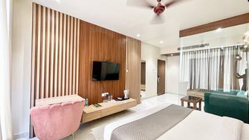 Phòng 4 Premium | Bộ đồ giường cao cấp, bàn, khu vực làm việc phù hợp cho laptop