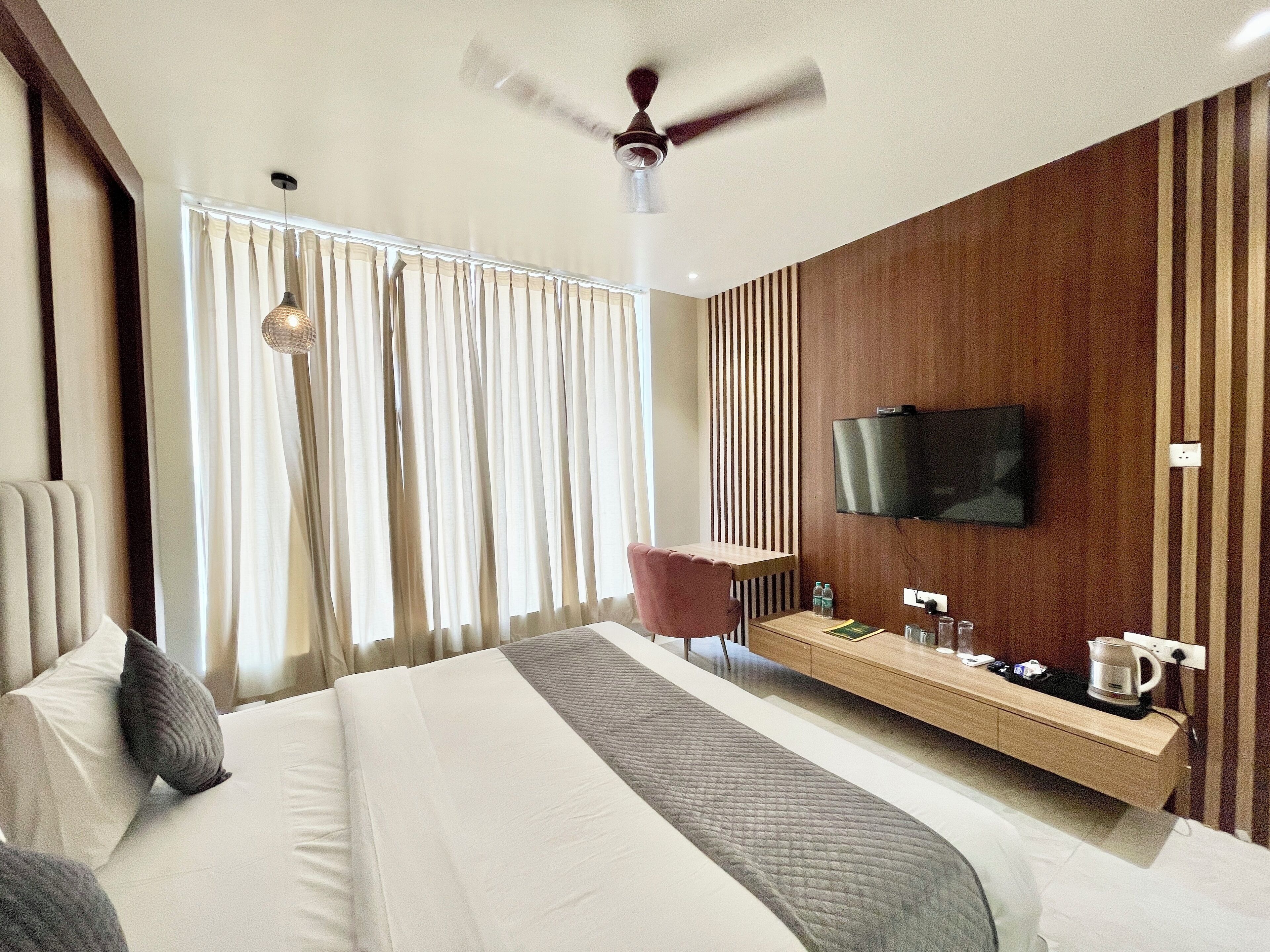 أغطية فراش متميزة ومكتب ومساحة عمل للكمبيوتر المحمول