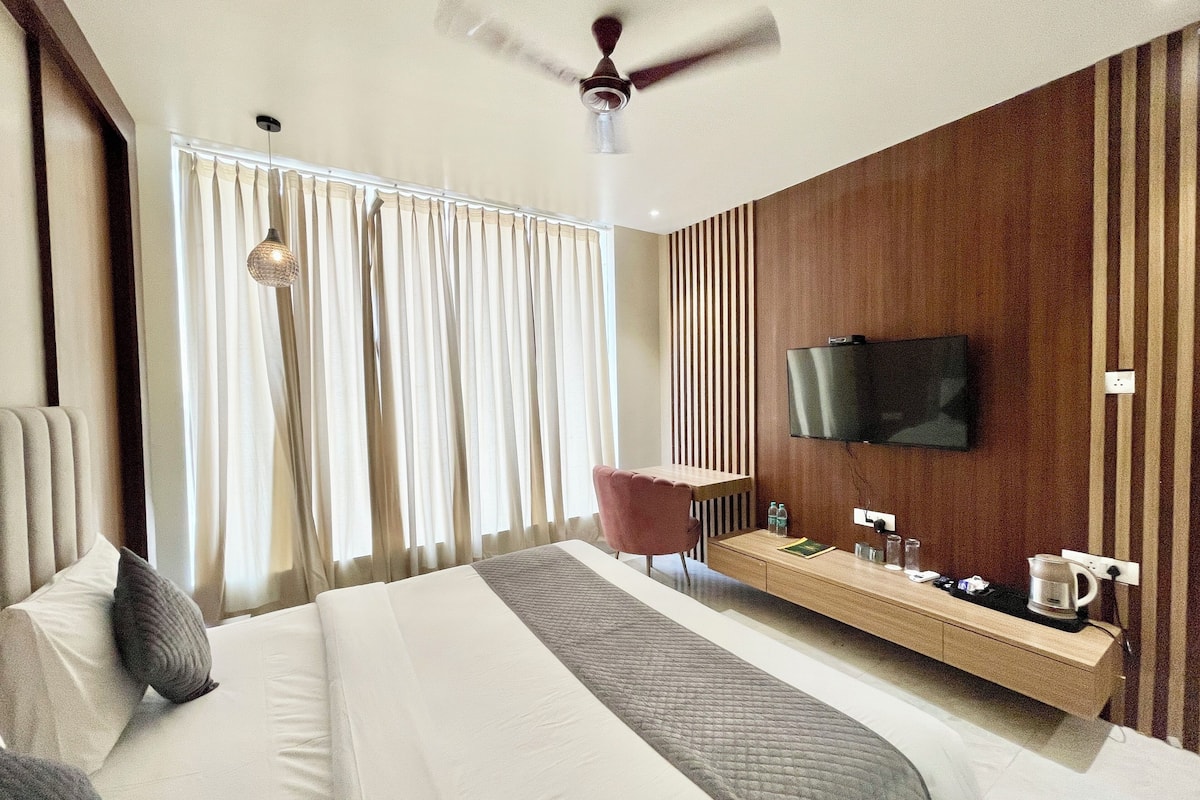 أغطية فراش متميزة ومكتب ومساحة عمل للكمبيوتر المحمول