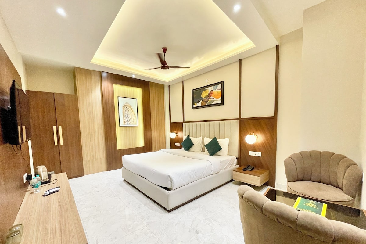 أغطية فراش متميزة ومكتب ومساحة عمل للكمبيوتر المحمول