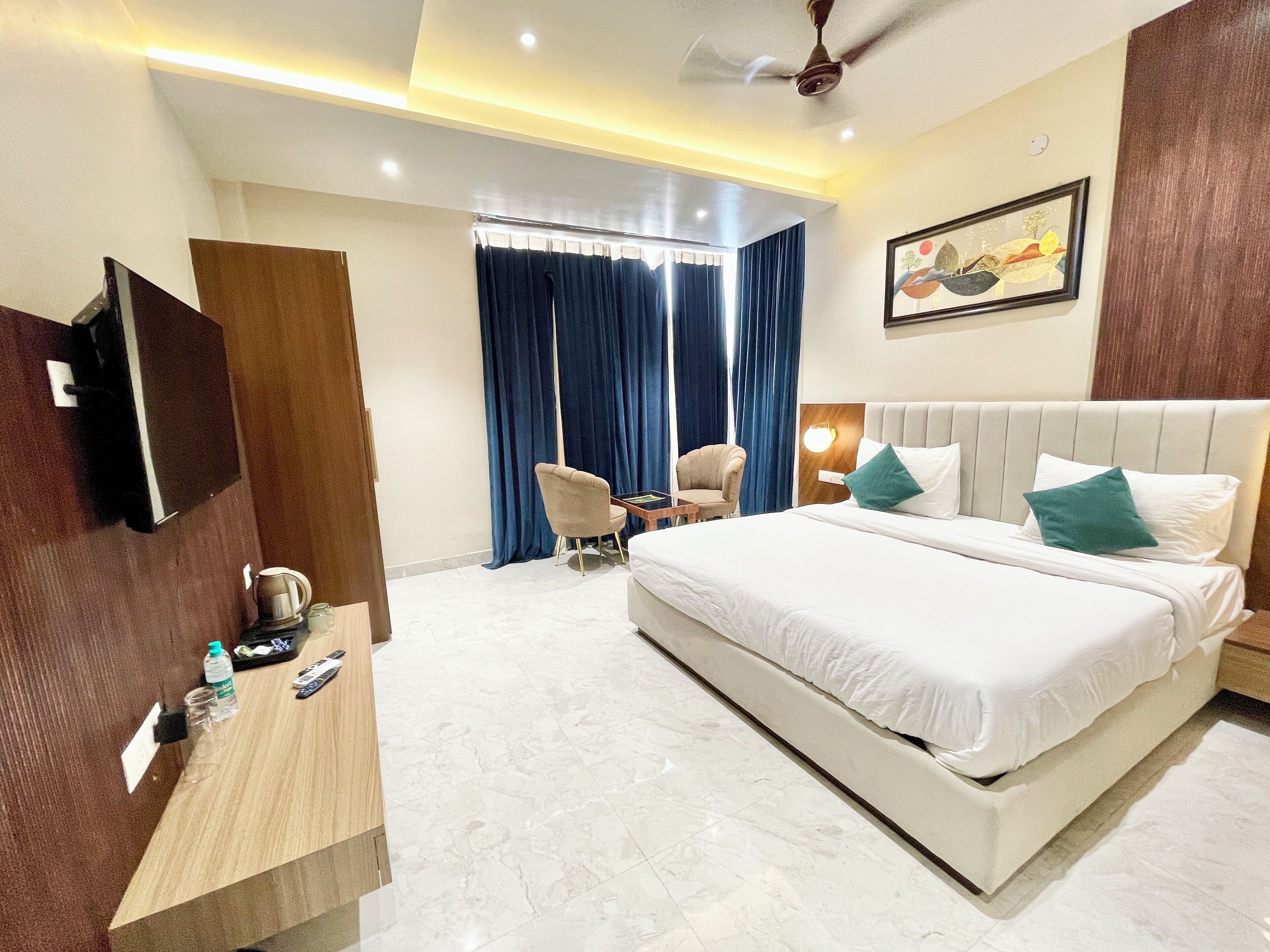 Luxe beddengoed, een bureau, een laptopwerkplek, geluiddichte muren