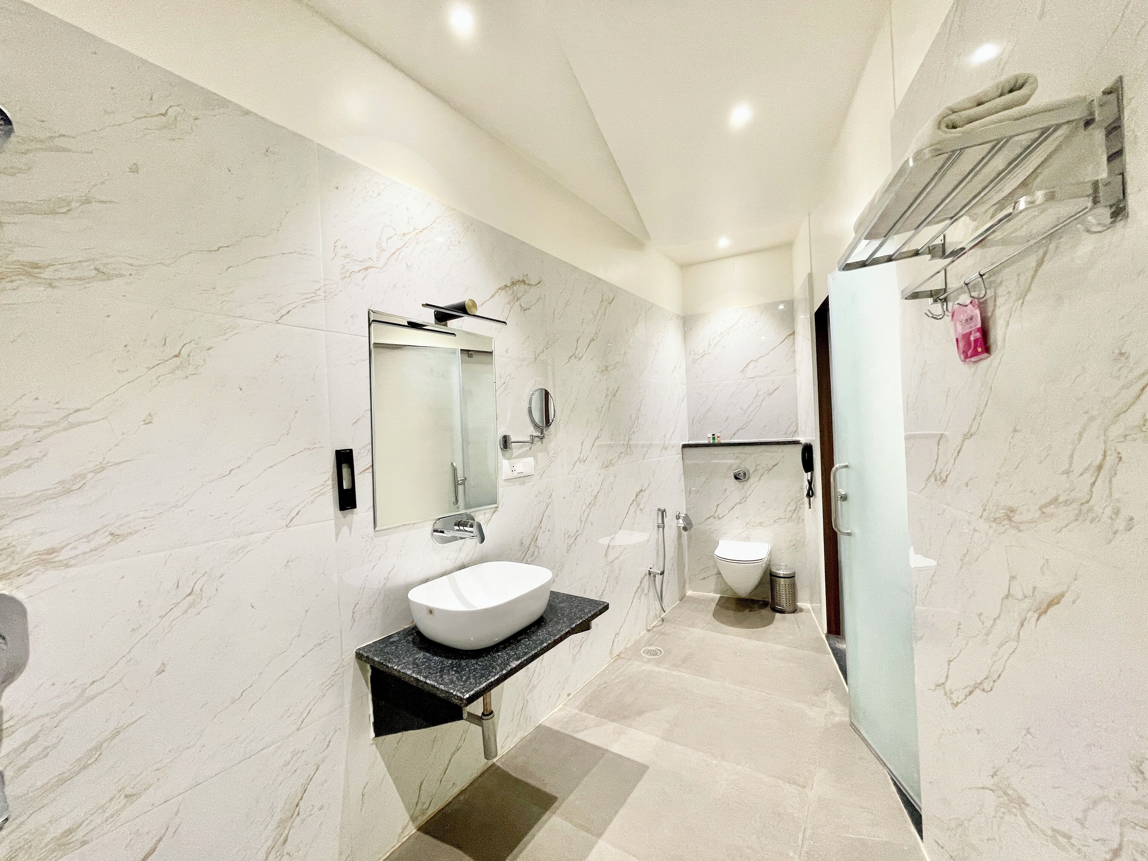 Shower, rainfall showerhead, free toiletries, bidet