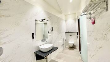 Shower, rainfall showerhead, free toiletries, bidet