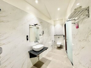 تجهيزات دش، دُش غزير، مستلزمات مجانية للعناية الشخصية، مراحيض شطف