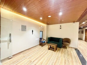 تلفزيون بشاشة مسطحة بحجم 55-بوصة يعرض قنوات تلفزيونية رقمية، مدفأة