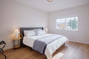 2 chambres, fer et planche à repasser, lit de bébé portatif