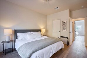 2 dormitoris, planxa i posts de planxar i un bressol de viatge 