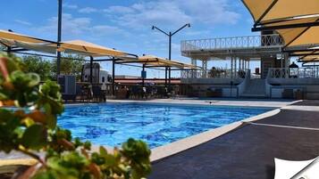 2 albercas al aire libre