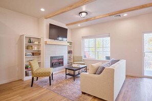 Smart TV, fireplace, books - Riverwalk Suites, #210 Your Riverside Retreat! (Cashmere)