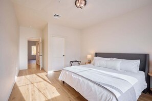 2 dormitoris, planxa i posts de planxar i un bressol de viatge 