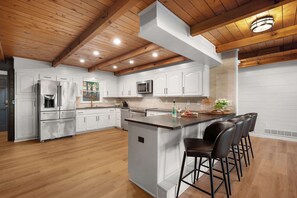 冷蔵庫、電子レンジ、オーブン、コンロ