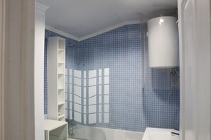 Secadora de cabello, toallas, papel de baño 