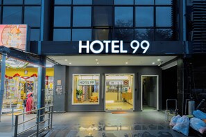 Front of property - evening/night - Hotel 99 Seri Kembangan (Seri Kembangan)