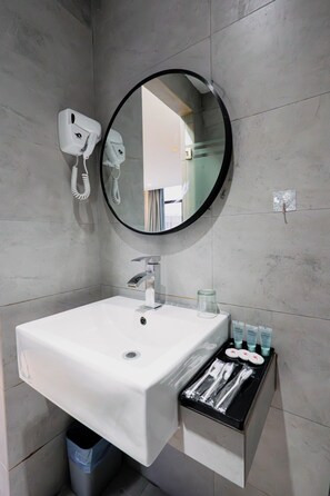 Shower, hair dryer, towels, soap - Hotel 99 Seri Kembangan (Seri Kembangan)
