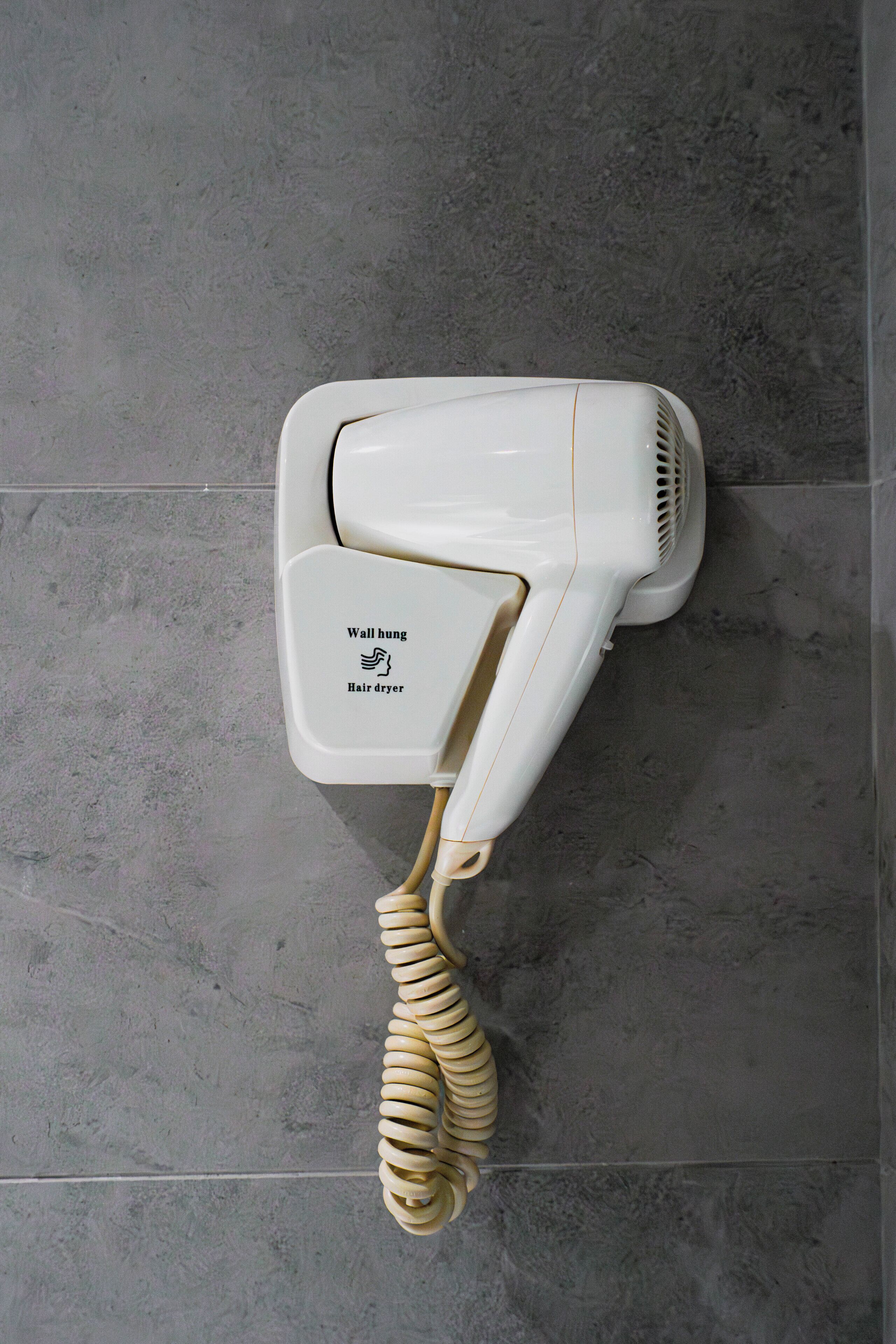 Een douche, een haardroger, handdoeken, zeep