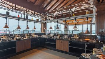 Se ofrece un desayuno bufé (10 USD por persona)