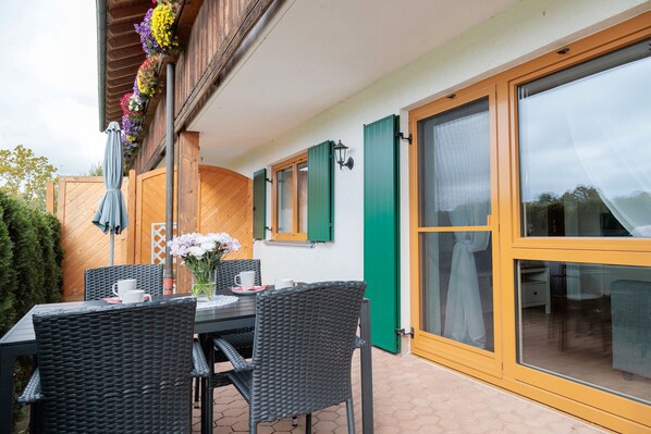 Outdoor dining - Holiday Apartment 'Löwenzahn' with Private Terrace, Shared Garden and Wi-Fi (Friesenried)