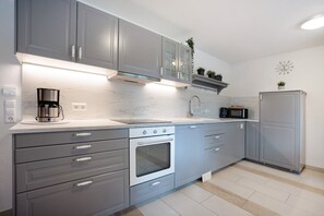 Fridge, microwave, oven, stovetop - Holiday Apartment 'Löwenzahn' with Private Terrace, Shared Garden and Wi-Fi (Friesenried)